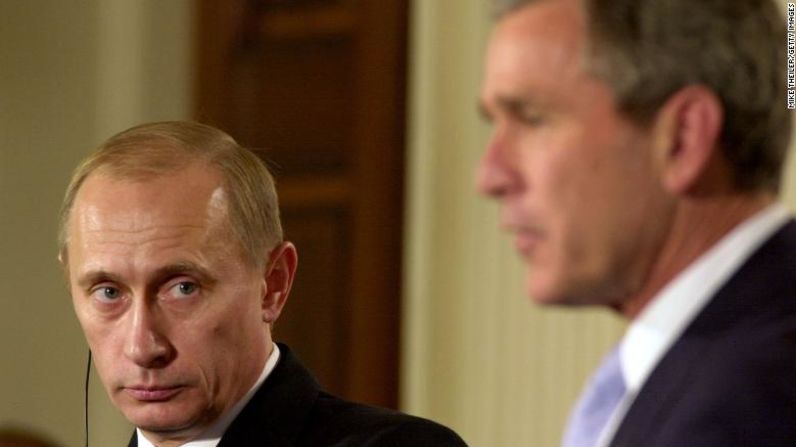Putin escucha al presidente de Estados Unidos, George W. Bush durante una visita a la Casa Blanca en noviembre de 2001. Unos meses más tarde, los dos firmaron un tratado para reducir y limitar sus ojivas nucleares estratégicas.