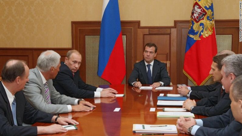 En 2008, Putin había terminado dos mandatos y estaba obligado constitucionalmente a dimitir como presidente. Pero se mantuvo cerca del poder, convirtiéndose en primer ministro después de que Dimitry Medvedev, en el centro, fuera elegido como su sucesor.