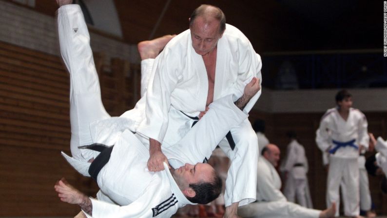Putin participa en una sesión de entrenamiento de judo en una escuela de atletismo de San Petersburgo en diciembre de 2009. Putin tiene un cinturón negro.