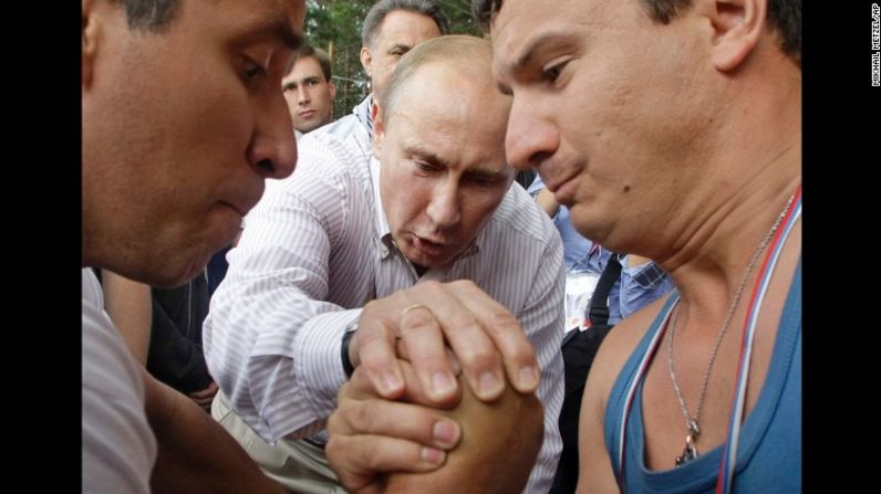 Putin oficia un concurso de lucha libre mientras visita un foro educativo para jóvenes cerca del lago Seliger de Rusia en agosto de 2011.