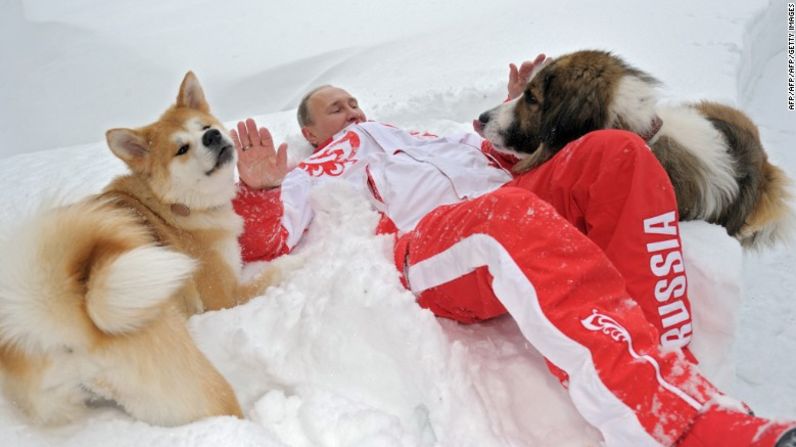 Putin juega con sus perros Yume, a la izquierda, y Buffy en su casa de Novo-Ogaryovo, Rusia, en marzo de 2013.