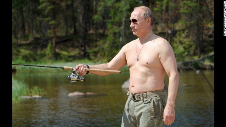 Putin pesca en la región rusa de Tuva durante unas vacaciones en julio de 2013. Durante años, Putin ha cultivado una imagen populista en los medios rusos.