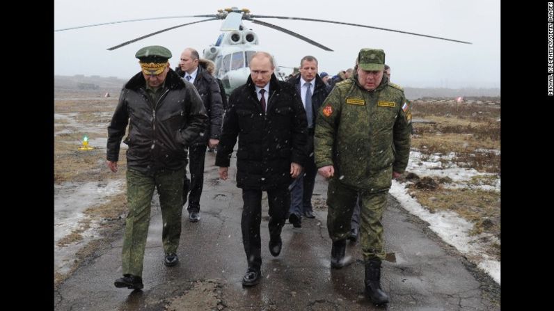 Putin llega para presenciar un ejercicio militar en la región rusa de Leningrado en marzo de 2014.
