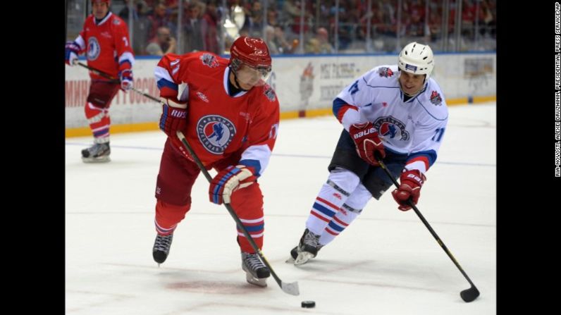 Putin controla el disco durante un partido de hockey sobre hielo entre jugadores aficionados rusos y estrellas del hockey sobre hielo en un festival en Sochi, Rusia, en mayo de 2014.