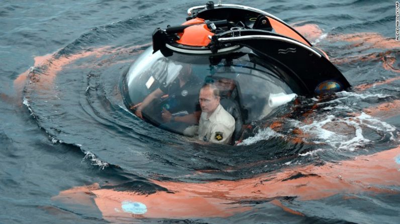 Putin se sienta en un batiscape mientras se sumerge en el Mar Negro en agosto de 2016. Se sumergió bajo el agua para ver los restos de un antiguo barco mercante que se encontró a principios de ese año.