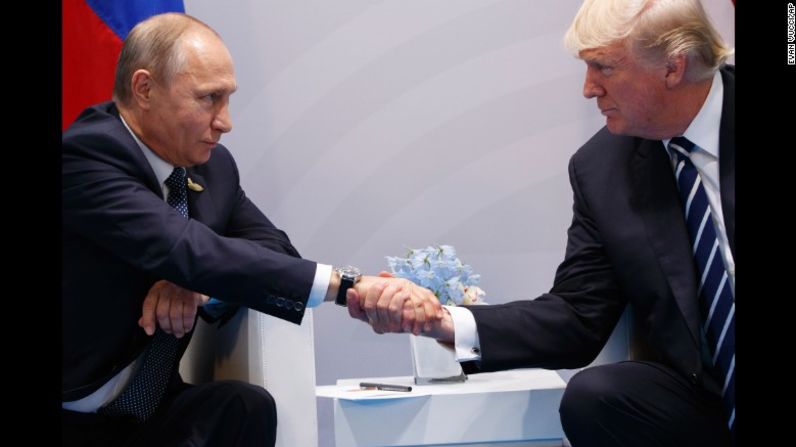 Putin le da la mano al presidente de Estados Unidos, Donald Trump, mientras se reúne al margen de la cumbre del G20 en Alemania en julio de 2017. Hablaron durante más de dos horas, discutiendo la interferencia en las elecciones estadounidenses y logrando un acuerdo para frenar la violencia en Siria.
