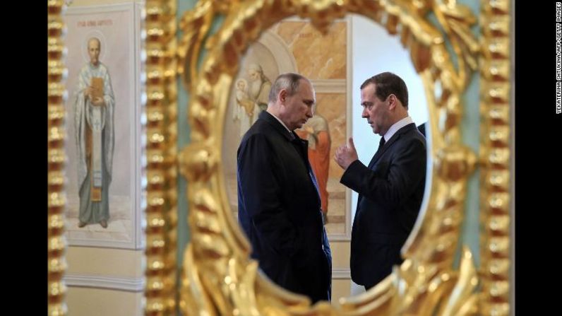 Putin y Medvedev hablan durante su visita al Monasterio Ortodoxo de la Nueva Jerusalén en las afueras de la ciudad de Istra, Rusia, en noviembre de 2017.
