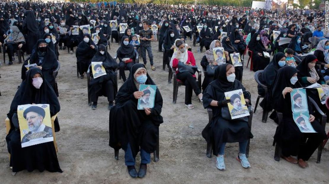 Mujeres que apoyan a Raisi sostienen sus carteles durante un mitin de campaña en Eslamshahr, a las afueras de Teherán, el 6 de junio.