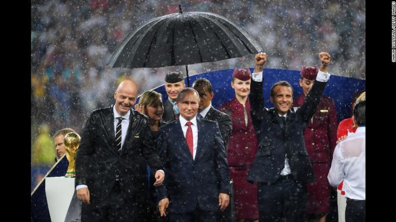 Putin junto al presidente de la FIFA, Gianni Infantino, a la izquierda, y al presidente francés, Emmanuel Macron, a la derecha, después de la final de la Copa del Mundo 2018 en Moscú. Francia derrotó a Croacia en la final.