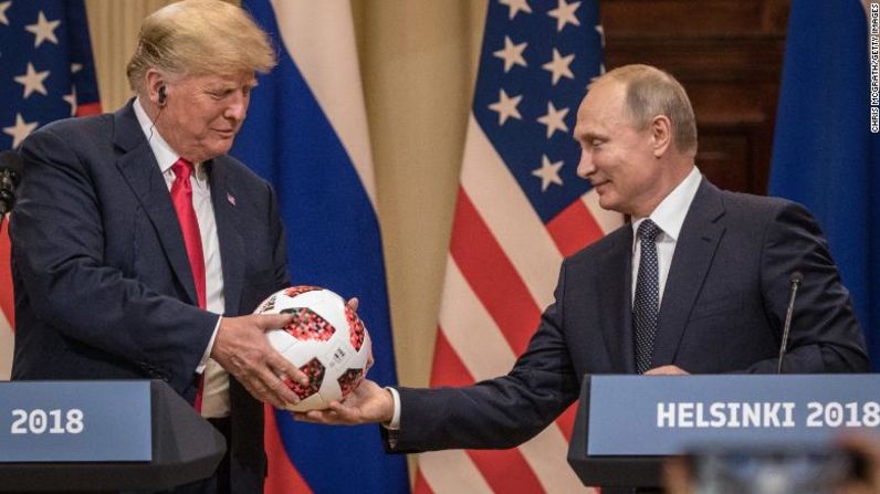 Putin le entrega a Trump un balón de futbol de la Copa del Mundo después de su cumbre de julio de 2018 en Helsinki, Finlandia.