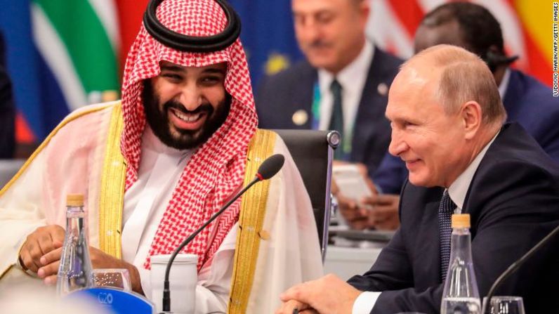 Putin y el príncipe heredero de Arabia Saudita, Mohammed bin-Salman, asisten a la cumbre del G20 en Buenos Aires en noviembre de 2018.