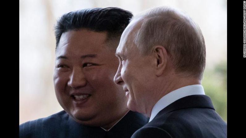 Putin da la bienvenida al líder de Corea del Norte Kim Jong antes de sus conversaciones en Vladivostok, Rusia, en abril de 2019.