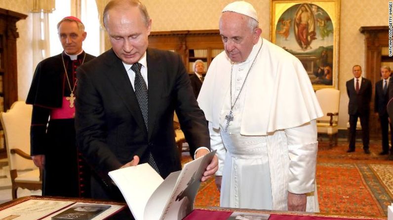 El papa Francisco intercambia obsequios con Putin cuando el mandatario de Rusia visitó la Ciudad del Vaticano en julio de 2019.