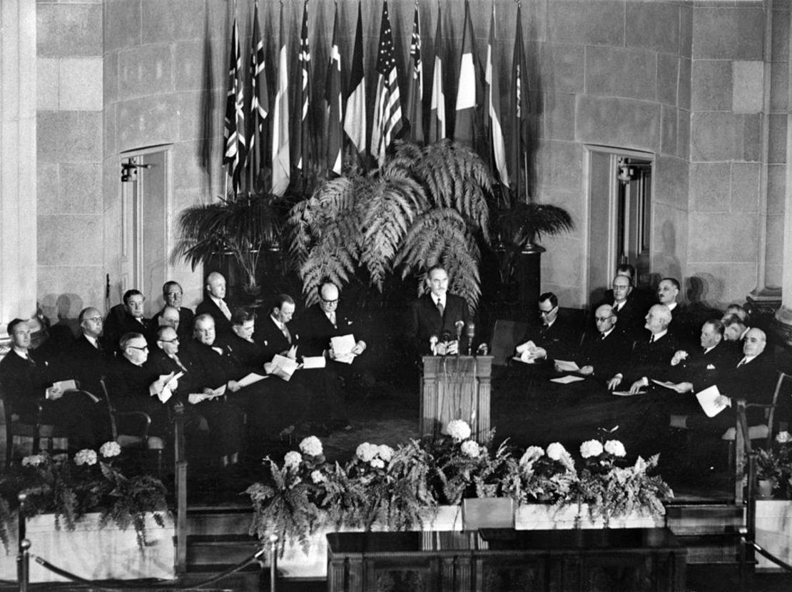 La ceremonia oficial de creación de la Organización del Tratado del Atlántico Norte (OTAN), el 4 de abril de 1949 en Washington.