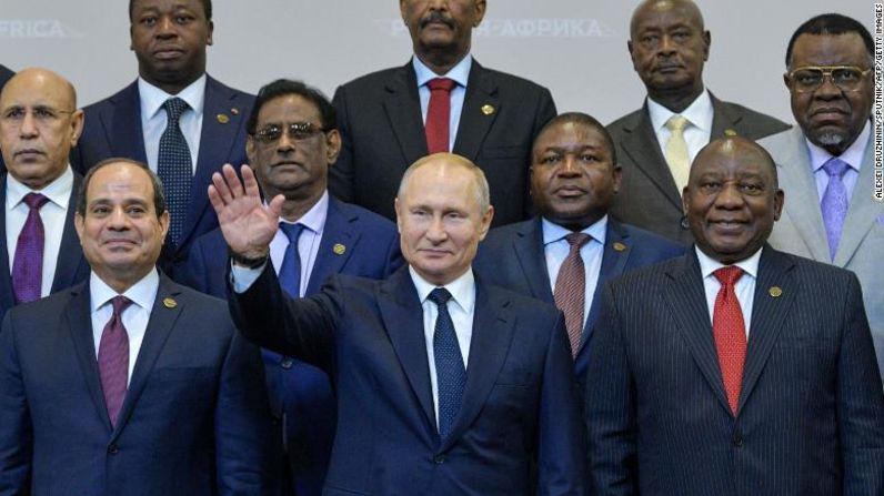 Putin posa con los líderes de los países africanos que visitaron Sochi para asistir a una Cumbre y Foro Económico Rusia-África en octubre de 2019.