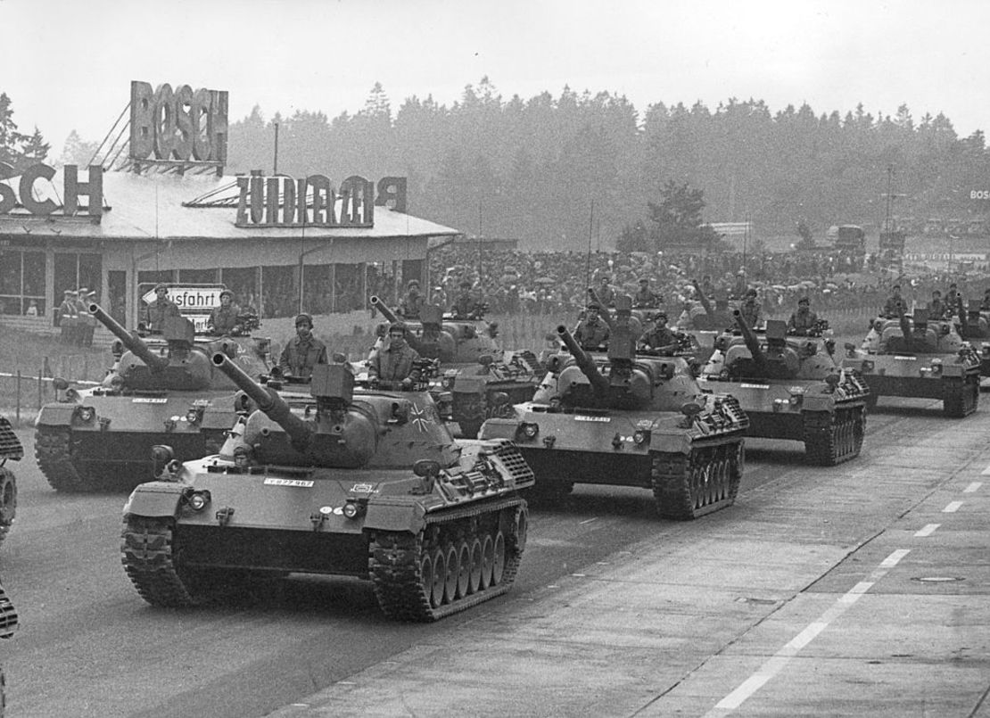 Tanques del ejército de Alemania Occidental desfilan durante el 20° aniversario e la creación de la OTAN, en 1969