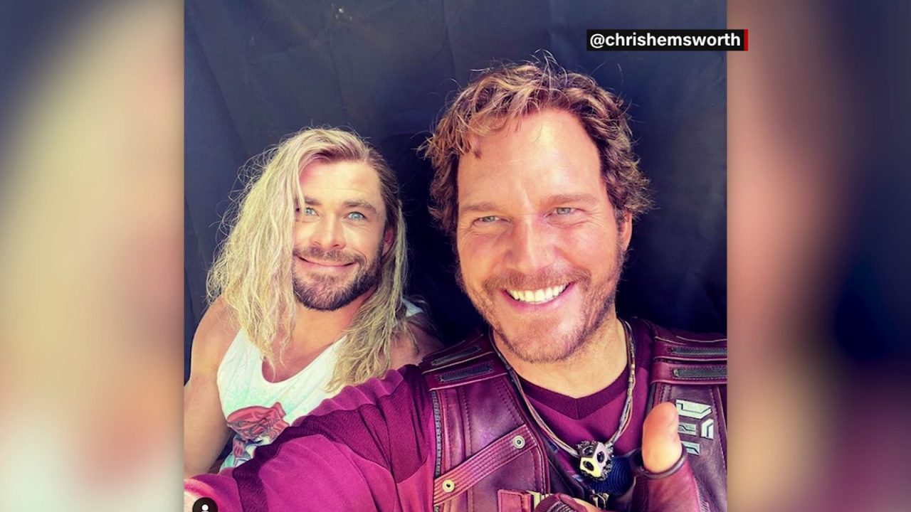 CNNE 1014402 - hemsworth felicita a evans pero pone una foto de pratt