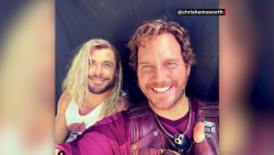 CNNE 1014402 - hemsworth felicita a evans pero pone una foto de pratt