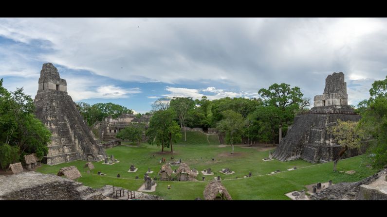 La Gran Plaza Central de Tikal forma "el corazón del mundo maya", dice Hartmann.