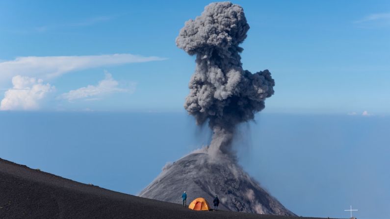 El fotógrafo Christian Hartmann acampó a 3.976 metros de altura con una vista espectacular de las erupciones del volcán de Fuego.