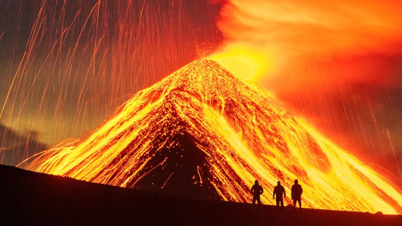 Erupciones del volcán de Fuego, observadas desde el volcán Acatenango.