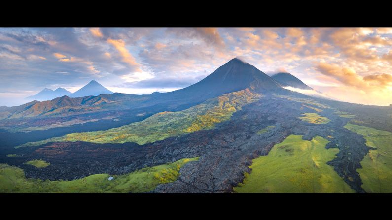 El volcán Pacaya y sus ríos secos de lava, causados por fuertes erupciones en el 2010, explica Hartmann.