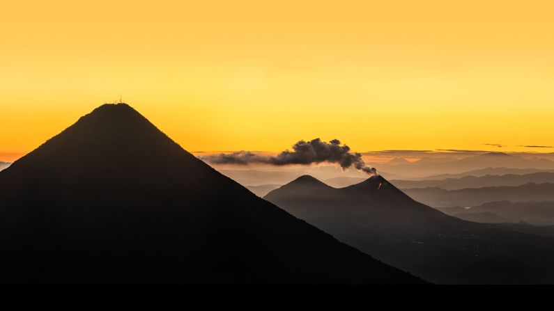 Vistas del volcán de Agua en Guatemala y la fumarola del volcán Pacaya desde el volcán Acatenango.