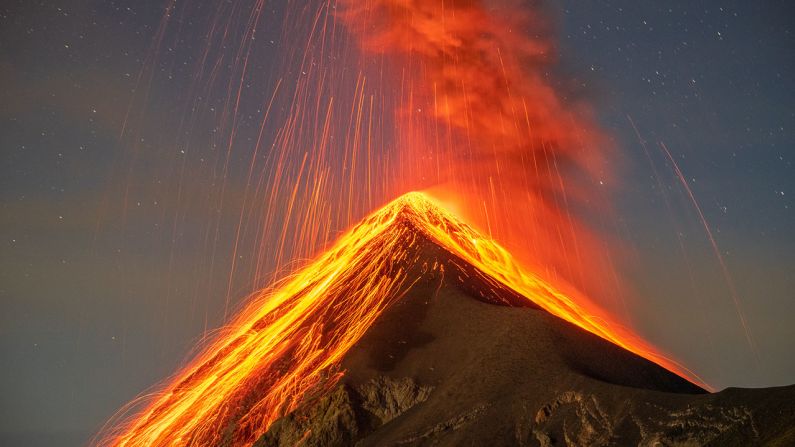 El volcán de Fuego es uno de los más activos de Centroamérica, "con un promedio de una erupción por hora", de acuerdo con Hartmann.