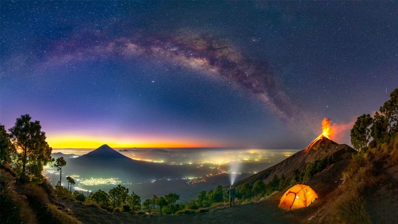 "La vía láctea inclinándose desde el volcán de Fuego y encima del volcán de Agua, vista desde el campamento del volcán Acatenango, a 3.500m de altura", describe el fotógrafo austriaco-guatemalteco.