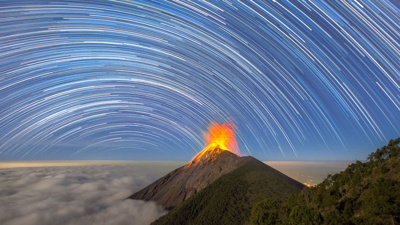 El fotógrafo Christian Hartmann capturó el rastro de las estrellas sobre el volcán de Fuego, en una fotografía compuesta por 300 fotos de larga exposición, capturando el movimiento de las estrellas durante 4 horas.