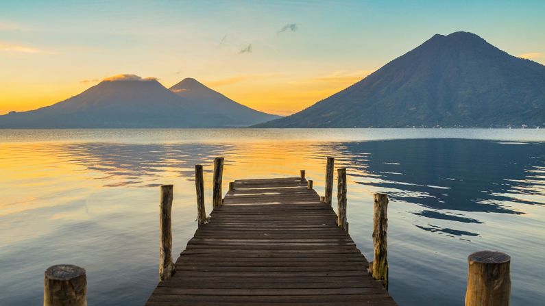 Amanecer con vistas a los volcanes Tolimán, Atitlán y San Pedro en el Lago Atitlán, considerado por algunos "el lago más bonito del mundo".