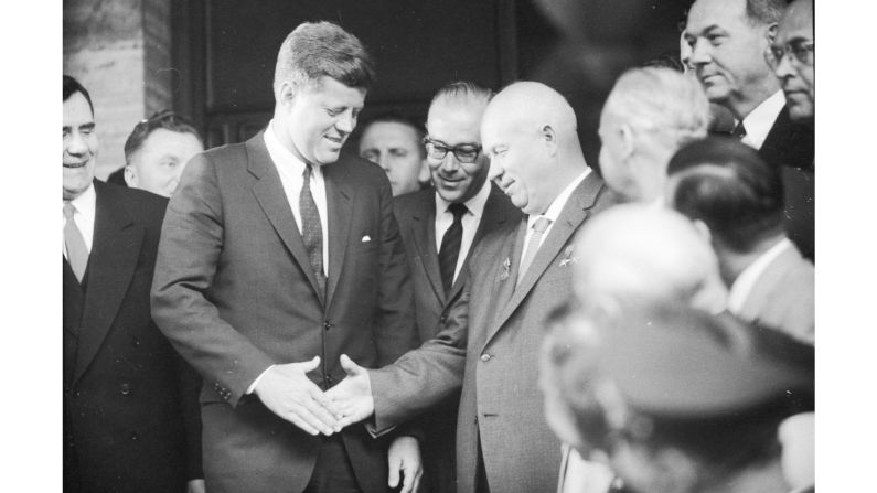 Khrushchev le da la mano al presidente de Estados Unidos John F. Kennedy al reunirse para una cumbre de dos días en Viena, Austria, en 1961.