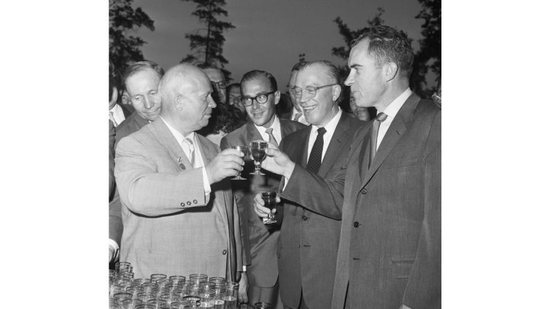 El líder soviético Nikita Khrushchev, a la izquierda, comparte un brindis de Pepsi con el vicepresidente de Estados Unidos Richard Nixon, a la derecha, y el hermano del presidente Eisenhower, Milton, segundo desde la derecha, quienes estaban de visita en Moscú como parte de un intercambio cultural en 1959. Fue en la inauguración de la Exposición Nacional Estadounidense, donde Jruschov y Nixon discutieron sobre los méritos del capitalismo y el comunismo. Esto más tarde se conoció como el "debate de la cocina" después de que los dos hombres continuaron su intercambio en la cocina de una casa modelo estadounidense. Nixon se convertiría más tarde en presidente de Estados Unidos.