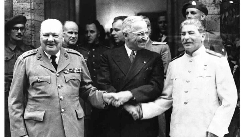 Desde la izquierda, Churchill, Truman y Stalin se dan la mano durante la Conferencia de Potsdam.