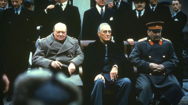 De izquierda a derecha, Churchill, Roosevelt y Stalin asisten a la Conferencia de Yalta en la Unión Soviética en 1945. Hablaron sobre un plan de posguerra para Europa y cómo se reorganizaría después de la caída de la Alemania nazi. Hoy en día, muchos historiadores concluyen que Stalin fue el "ganador" en Yalta, ya que gran parte de Europa del Este pronto entraría en la órbita soviética. Churchill y Roosevelt no obtuvieron concesiones significativas en Polonia, que ya estaba ocupada por las tropas soviéticas.