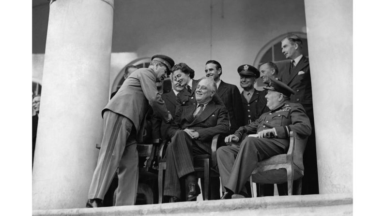 Los líderes de Estados Unidos y Rusia se han reunido muchas veces durante el siglo pasado, a veces como aliados, a veces como adversarios, y los asuntos siempre son muy esperados. En esta foto aparecen el líder soviético Joseph Stalin, que le da la mano a Sarah Churchill, hija del primer ministro británico Winston Churchill. También está el presidente estadounidense Franklin D. Roosevelt en 1943. Stalin, Roosevelt y Churchill, a la derecha, se reunían en la embajada soviética en Teherán, Irán , para discutir la estrategia durante la Segunda Guerra Mundial. Eran aliados contra las potencias del Eje.