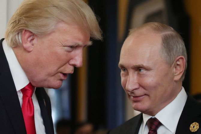 El presidente de Estados Unidos, Donald Trump, conversa con Putin al margen de la Cumbre APEC en Da Nang, Vietnam , en 2017. Trump dijo que le creyó a Putin cuando dijo que Rusia no trató de interferir en las elecciones presidenciales de EE.UU. en 2016, a pesar de que las agencias de inteligencia de EE.UU. descubrieron que lo hizo.