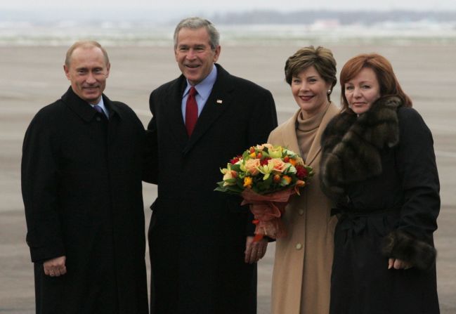 De izquierda a derecha, Putin, Bush, la primera dama Laura Bush y la primera dama Lyudmila Pútina posan para una foto durante una breve parada en Moscú en 2006.