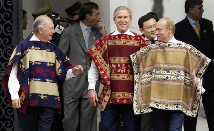 Bush y Putin, vistiendo tradicionales ponchos chilenos, caminan con el presidente de Chile, Ricardo Lagos, a la izquierda, en la Cumbre APEC en Santiago, Chile, en 2004.