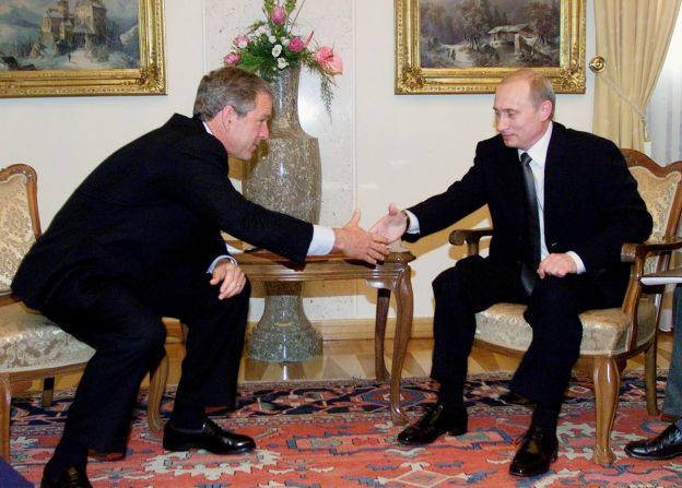 El presidente de Estados Unidos, George W. Bush, a la izquierda, le da la mano a Putin cuando se reúnen por primera vez en una cumbre en Ljubljana, Eslovenia, en 2001. "Pude sentir su alma, un hombre profundamente comprometido con su país y los mejores intereses para su país", dijo Bush.