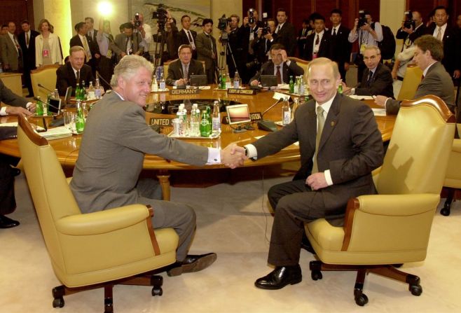 Clinton le da la mano al nuevo presidente de Rusia, Vladimir Putin, antes del inicio de una cumbre del G8 en Japón en 2000.