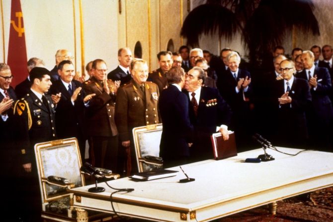 Brezhnev besa al presidente de Estados Unidos Jimmy Carter mientras aún conservaba los documentos del tratado SALT II que firmaron en Viena, Austria, en 1979. Los tratados SALT pusieron límites a las armas nucleares.