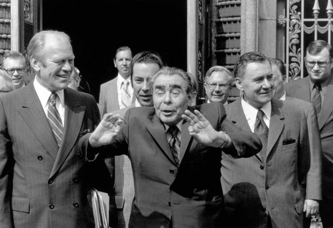 Ford se une a Brezhnev frente a la embajada soviética en Helsinki, Finlandia, en 1975. Se encontraban entre los líderes que asistieron a la Conferencia sobre Seguridad y Cooperación en Europa. El Acta Final de Helsinki, firmada por EE. UU., la Unión Soviética y casi todos los países europeos, estaba destinada a revitalizar la política de "distensión" o relajación de las tensiones durante la Guerra Fría.