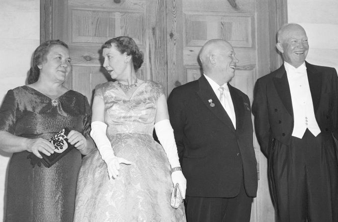 Khrushchev, segundo desde la derecha, habla con el presidente Eisenhower antes de una cena de estado en la Casa Blanca en 1959. A la izquierda están la esposa de Khrushchev, Nina Khrushcheva, junto a la primera dama de Estados Unidos, Mamie Eisenhower. La visita de Jruschov fue la primera vez que un líder soviético estuvo en la Casa Blanca.