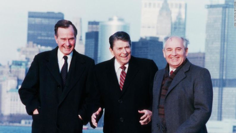 En esta foto de 1988 aparecen el vicepresidente de Estados Unidos, George H.W. Bush, el presidente Ronald Reagan y el líder soviético Mikhail Gorbachev en Governors Island en Nueva York a finales de la década de los 80. Mira en esta galería los encuentros de los presidentes de EE.UU. y los líderes rusos a través de la historia reciente.