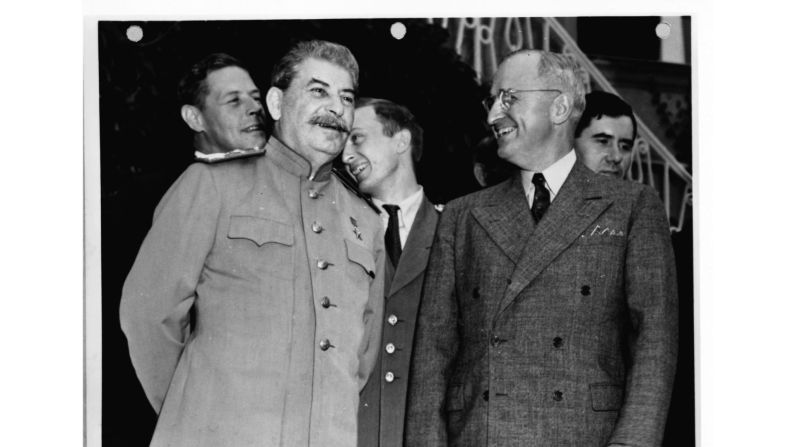 Stalin y el presidente de Estados Unidos, Harry Truman, sonríen durante la Conferencia de Potsdam en Alemania en 1945. Los alemanes se habían rendido recientemente, y la rendición de Japón pronto lo seguiría. Al final de la conferencia, la Declaración de Potsdam emitió un ultimátum a Japón, diciendo que debería rendirse o enfrentarse a una "destrucción rápida y total". Menos de dos semanas después, la primera bomba atómica fue lanzada sobre Hiroshima.