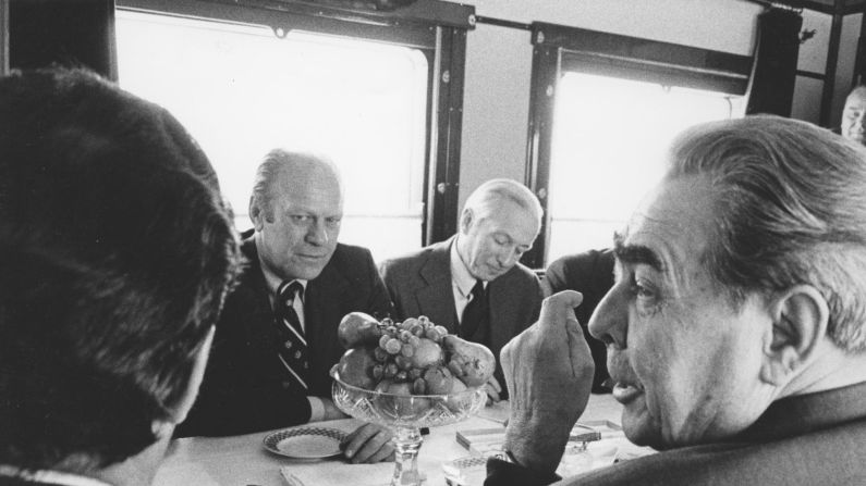 Ford y Brezhnev viajan juntos en un tren en Vladivostok durante su cumbre en 1974.