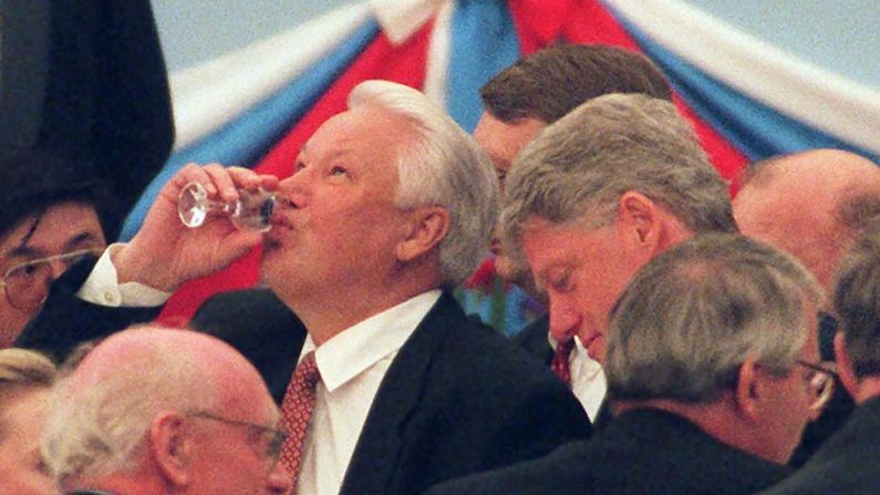 El presidente de Rusia Boris Yeltsin termina un vaso de vodka en Moscú durante una recepción para los líderes mundiales en 1995. A la derecha está el presidente de Estados Unidos, Bill Clinton.