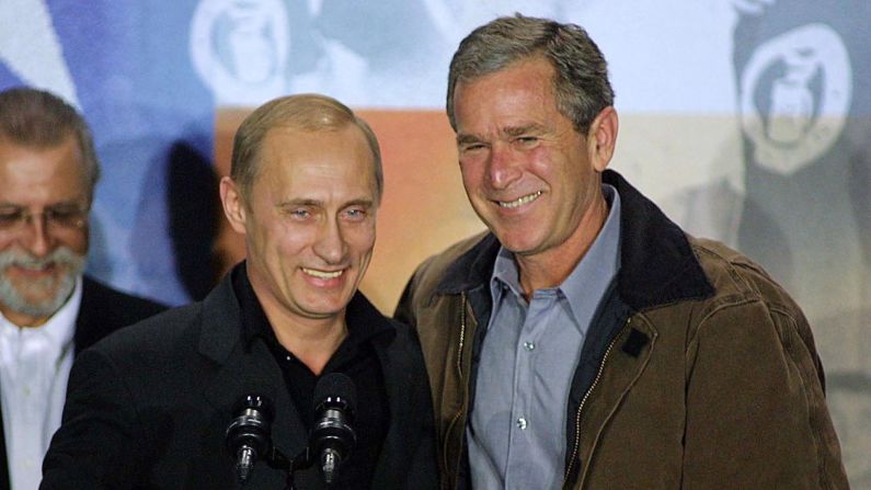 Putin y Bush sonríen después de una conferencia de prensa en Crawford, Texas, en 2001. Putin visitó el rancho de Bush en Crawford.