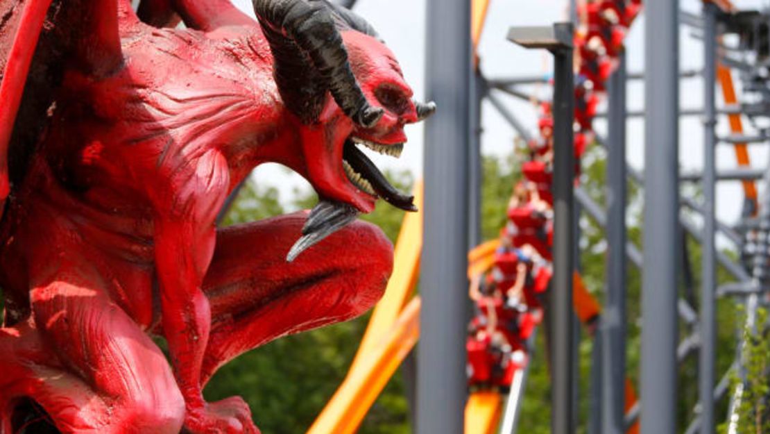 Los pasajeros se divierten en la Jersey Devil Coaster de Six Flags Great Adventure el 10 de junio de 2021. La montaña rusa cuenta con una pista de un solo riel y una viga en forma de I.Créditos: Thomas P. Costello/Asbury Park Press/Imagn Content Services, LLC